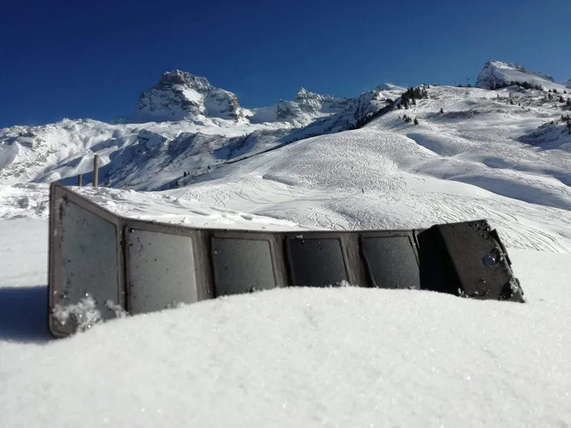 Chargeur solaire Photon de Sunslice – mise en situation : déplié dans de la neige devant des montagnes