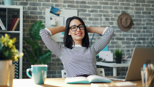 Employée sereine à son bureau