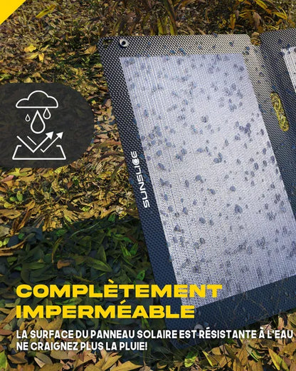 Panneau solaire ultraléger et compact Sunslice – vue en gros plan avec des gouttelettes d'eau et il est indiqué " Complètement imperméable. La surface du panneau solaire est résistante à l'eau ne craignez plus la pluie."