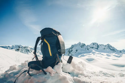 Panneaux solaires ultralégers et compacts de Sunslice - vue du panneau Flex 6W sur un sac à dos qui recharge un smartphone dans une montagne