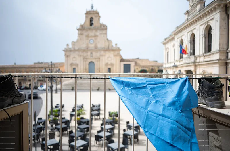 Corde à linge de voyage de Cocoon - Mise en situation avec un linge qui sèche sur un balcon