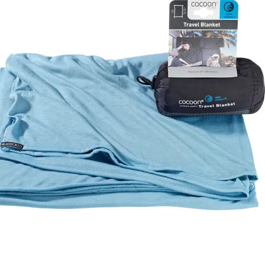 Couverture de voyage ultralégère Cocoon - bleu - vue de la couverture pliée avec son sac de rangement dessus