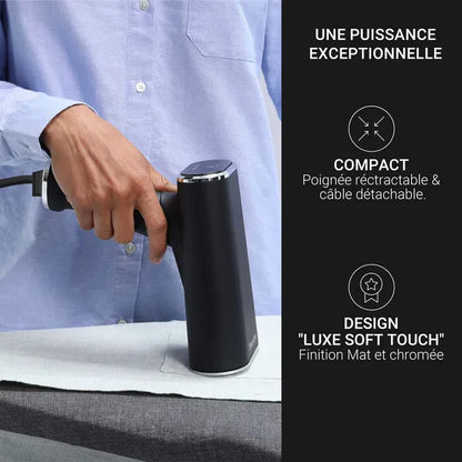 Défroisseur pliable Steamone - noir - mise en situation : vue de profil une main l'utilisant sur une chemise avec indication : une puissance exceptionnelle, compact poignée rétractable et câble détachable, design luxe soft touch finition mat et chromée.