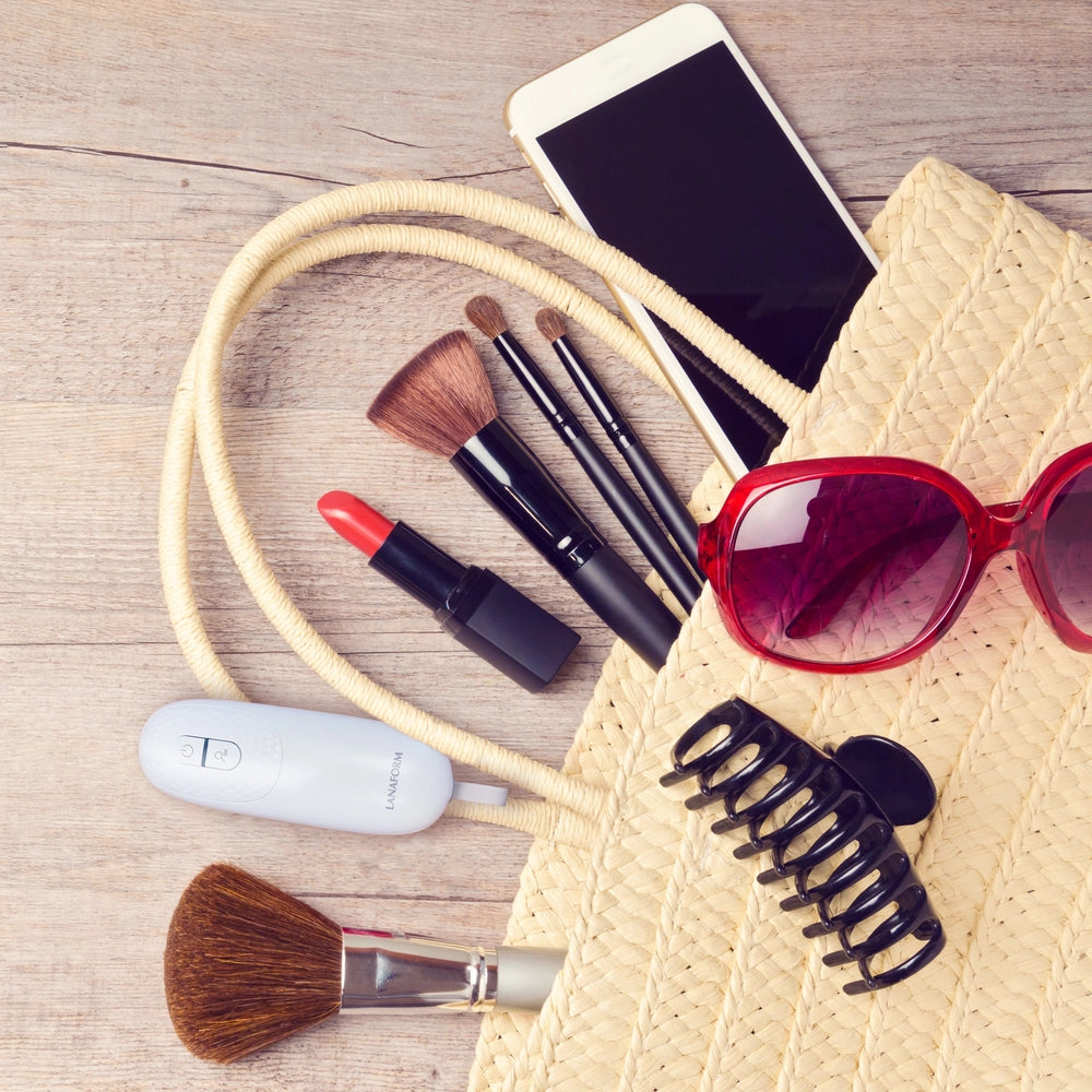 Dispositif pour les piqûres de moustique – mise en situation : le dispositif est présenté à côté de produit mis dans un sac à main, comme un rouge à lèvre etc.