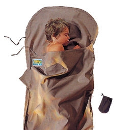 Housse de voyage en coton pour enfant de Cocoon - couleur kaki - Mise en situation : un enfant dort dans la housse de lit avec la pochette posée à côté