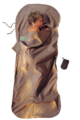 Housse de voyage en coton pour enfant de Cocoon - couleur kaki - Mise en situation : un enfant dort dans la housse de lit avec la pochette posée à côté