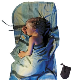 Housse de voyage en flanelle pour enfant de Cocoon - bleu - Mise en situation : un enfant dort dans la housse de lit avec la pochette posée à côté