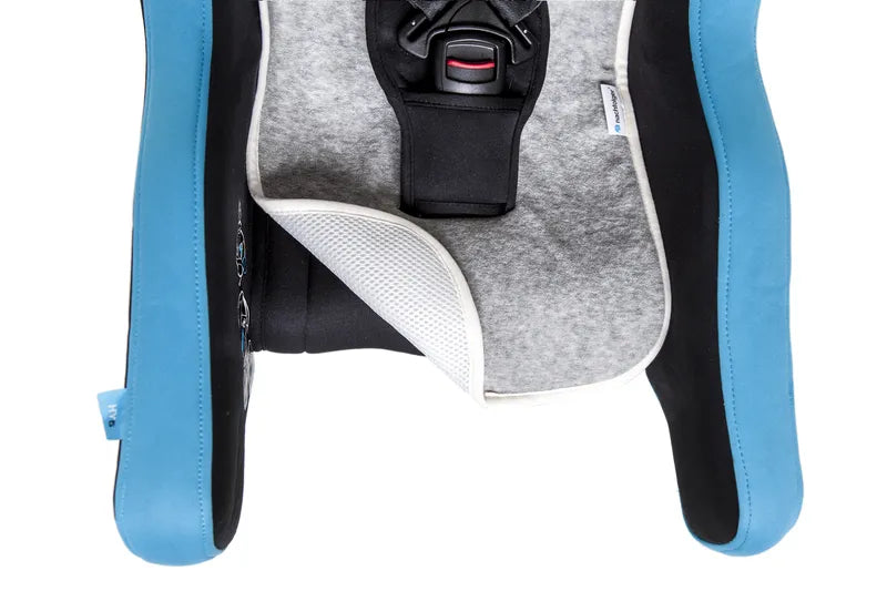 Insert de confort pour le siège auto HyFive – Été et hiver de Nachfolger - vue en gros plan insert à moitié retourné dans le siège auto HyFive