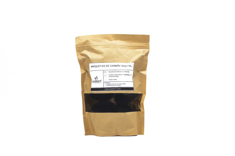 Kit briquette Kikirikit - vue du sachet contenant les pelotes de laine d'allumage et les briquettes de charbon  