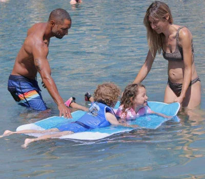 Enfants sur le matelas Plouf dans l'eau 