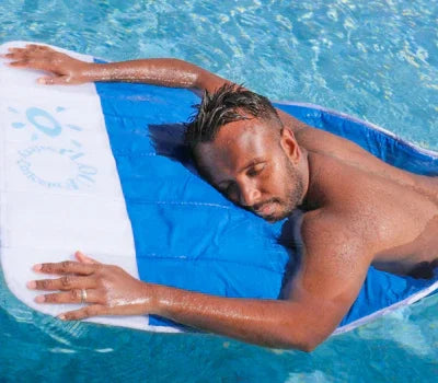Repos sur l'eau avec le matelas Plouf