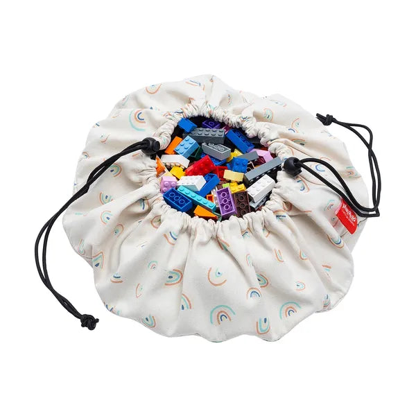Mini sac de rangement et tapis de jeux motif arc-en-ciel de Playandgo - vue du sac presque fermé avec des lego 