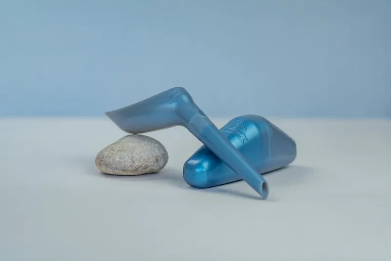 Le pisse-debout bleu nacré : présenté monté sur sa boite
