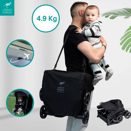 Vue de la poussette pliée portée à l'épaule d'un homme tenant un bébé dans bras. Mention d'un avion et du poids de 4,9 kg. 