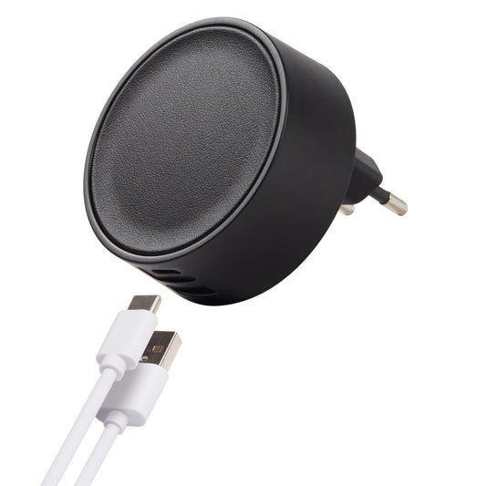 Chargeur secteur de voyage international couleur noire – présenté en situation d’utilisation avec deux câbles 