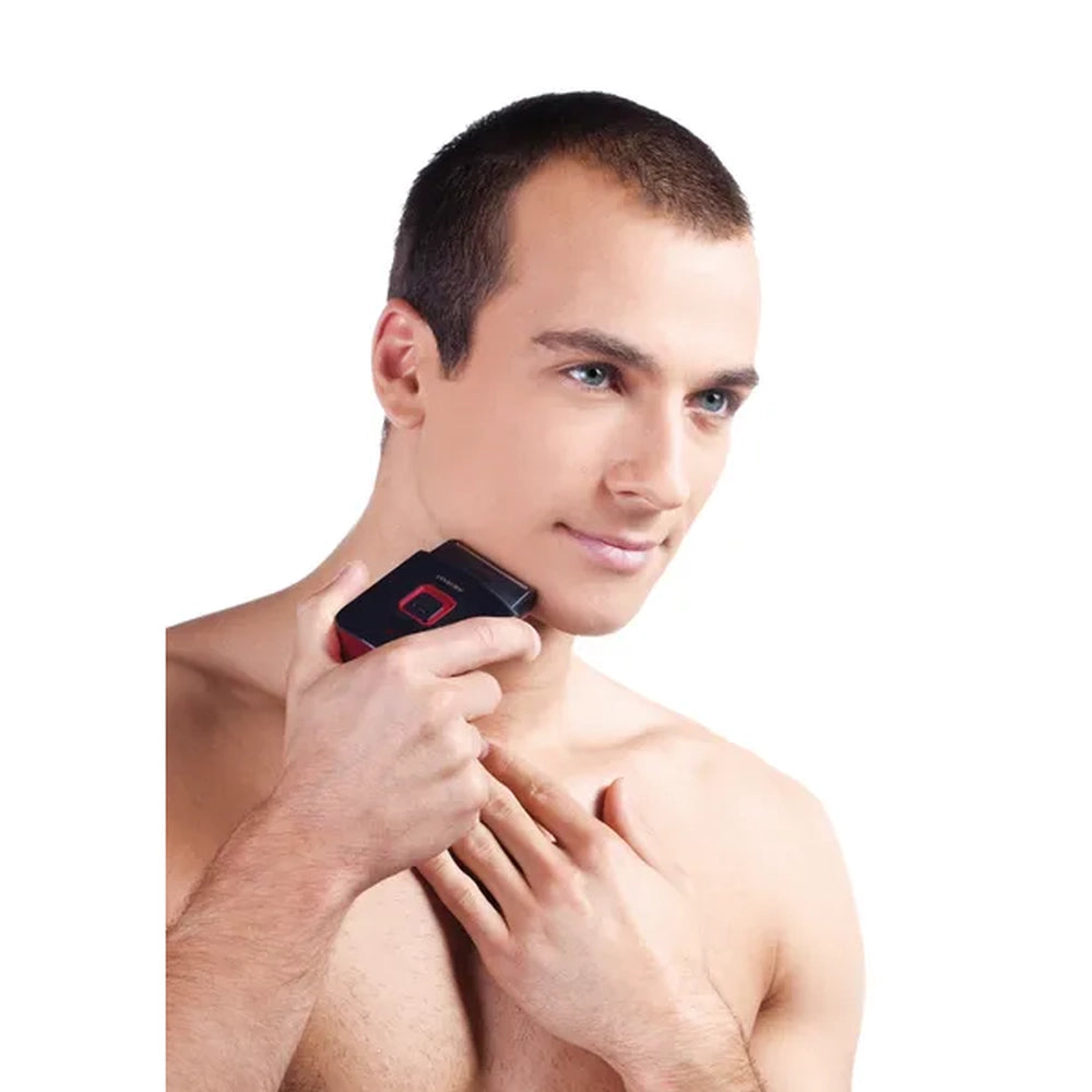 Rasoir Lanaform noir et rouge – un homme l'utilise