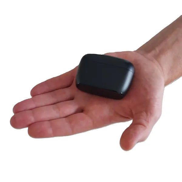 Minut réveil ultra-compact - en vue d'ensemble sur une main prenant la place de la paume uniquement