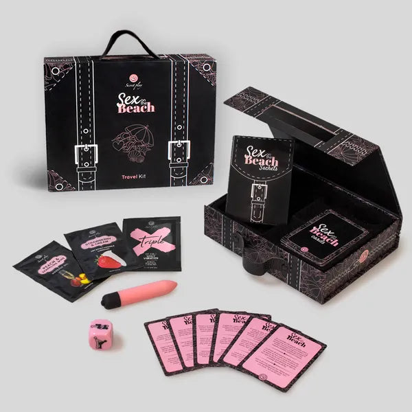 Coffret présenté ouvert et sa mallette avec les articles suivants :
Cartes de défis, mini vibromasseur, dé Kamasutra, monodose d’huile de massage, 
monodose de lubrifiant et monodose de gel intensifiant