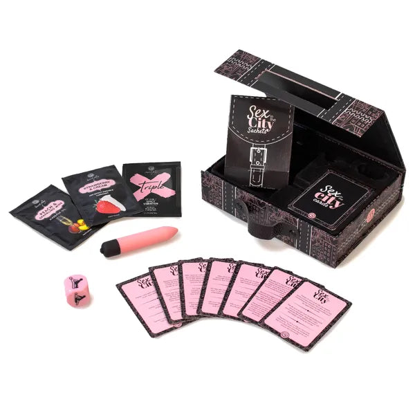 Coffret ouvert avec sa mallette et les articles suivants :
Cartes de défis, mini vibromasseur, dé Kamasutra, monodose d’huile de massage, 
monodose de lubrifiant et monodose de gel intensifiant