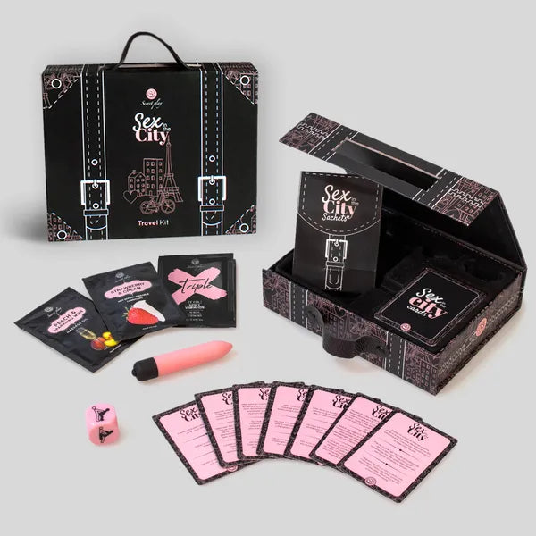 Coffret présenté ouvert avec les articles suivants :
Cartes de défis, mini vibromasseur, dé Kamasutra, monodose d’huile de massage, 
monodose de lubrifiant et monodose de gel intensifiant