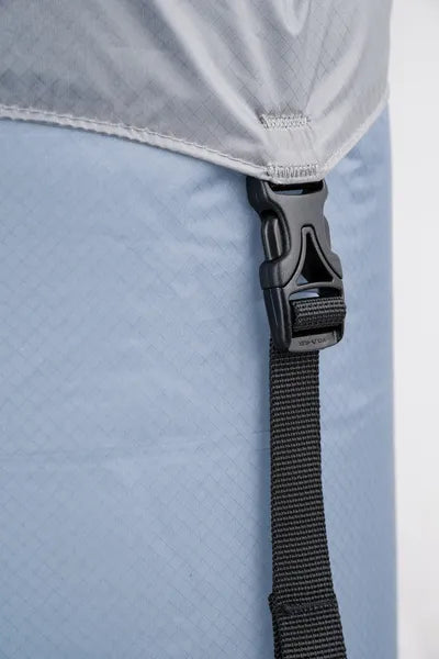 Sac de compression ultraléger – gros plan sur le système de fermeture qui permet de compresser le sac