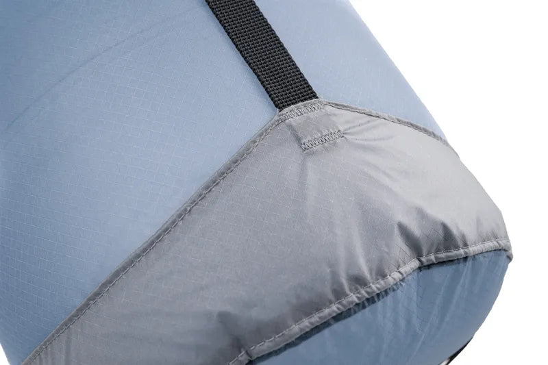 Sac de compression ultraléger – gros plan les coutures du sac.