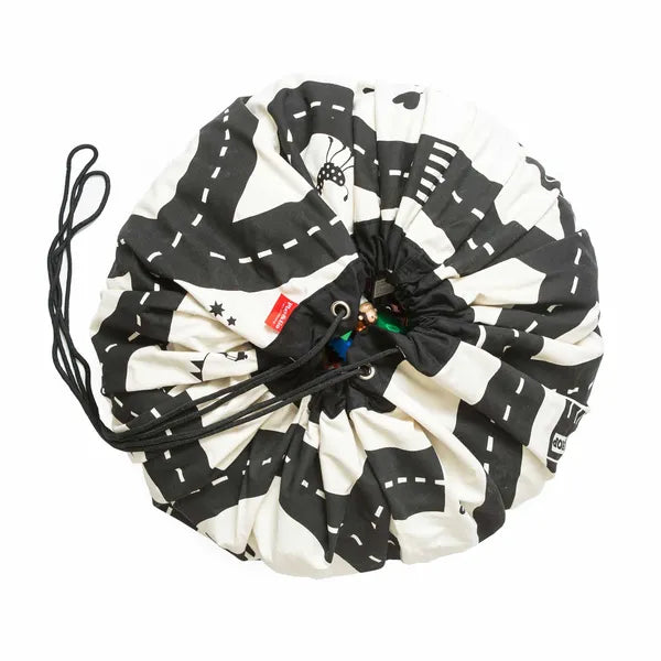 Sac de rangement et tapis de jeu Play and Go – motif circuit de voitures – vue en sac de rangement complètement fermé 