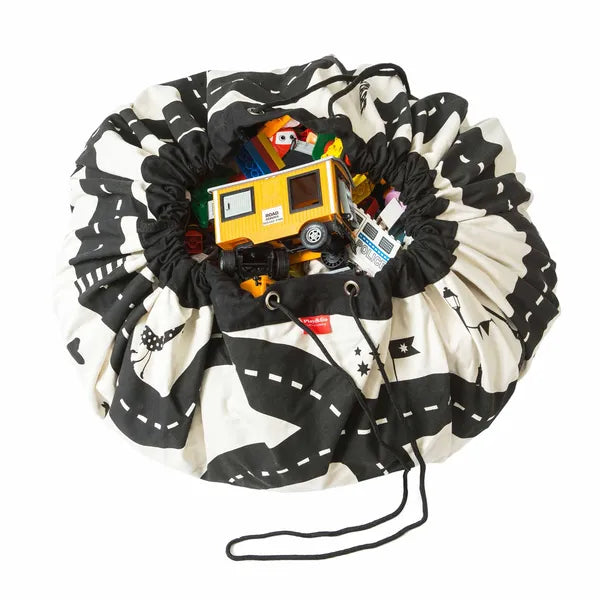 Sac de rangement et tapis de jeu Play and Go – motif circuit de voiture -  vue du sac de rangement contenant des voitures