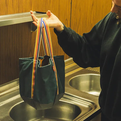 Seau waterproof couleur vert d'eau de Roadtyping - mise en situation avec de l'eau dans le seau