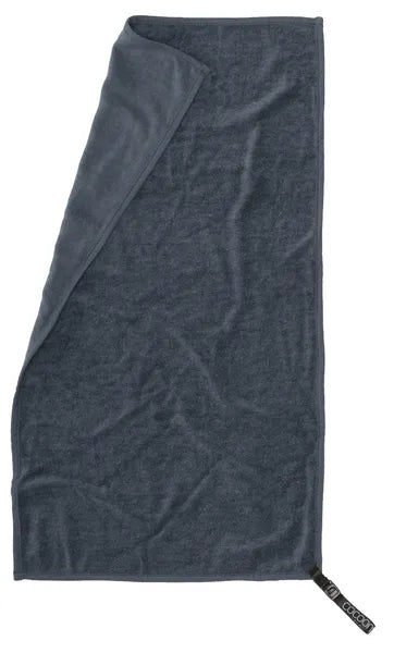 Serviette de voyage ultralégère Cocoon – vue dépliée du modèle bleu marine, avec un coin replié – tailles S et M.