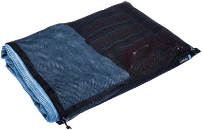 Set de 4 sacs de rangement en maille – mise en situation : sac avec étiquette bleue contenant des vêtements.