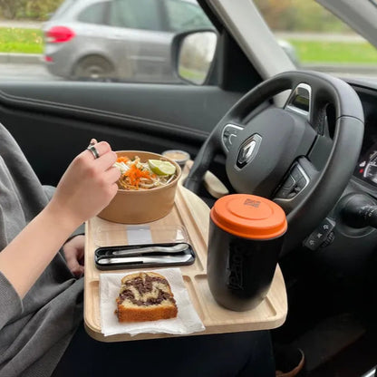 Tablette réversible Platoto en bois brut d’hévéa – mise en situation : utilisé pour un repas dans une voiture