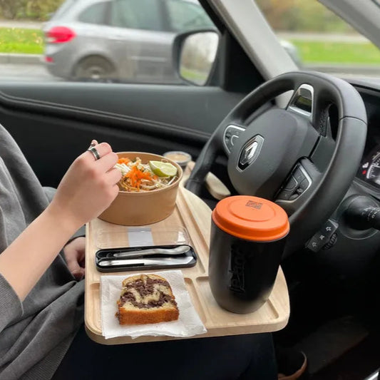 Tablette réversible Platoto en bois brut d’hévéa – mise en situation : utilisé pour un repas dans une voiture