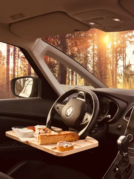 Tablette réversible Platoto en bois brut d’hévéa – mise en situation : utilisé pour un repas dans une voiture garée en forêt