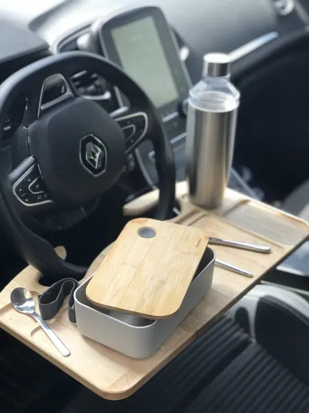 Tablette réversible Platoto en bois brut d’hévéa – mise en situation : utilisé pour un repas dans une voiture