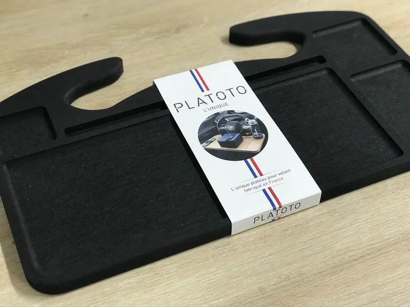Tablette réversible pour voiture Albert et Marcel  de Platoto en version noire -en vue de biais avec emballage  