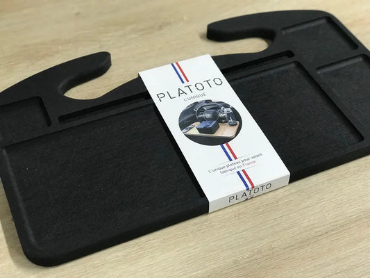 Tablette réversible pour voiture Albert et Marcel  de Platoto en version noire -en vue de biais avec emballage  