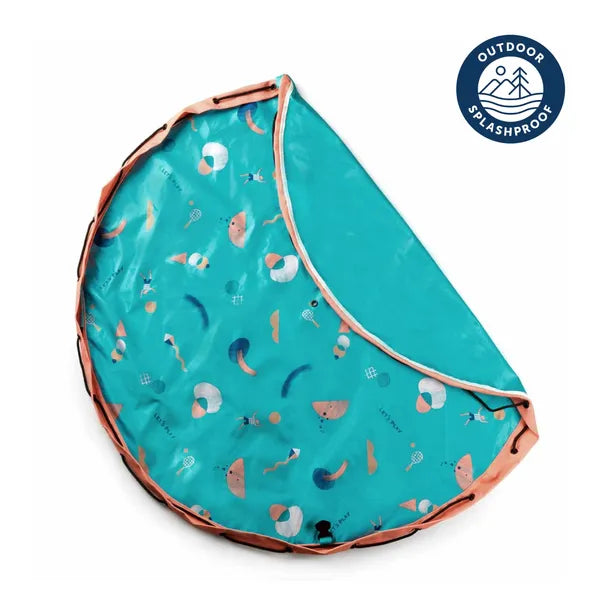 Tapis de jeu et sac de rangement d’extérieur Play and Go – motif jeux – vue du sac en version tapis de jeu avec le rebord légèrement plié – écusson “outdoor splashproof” visible sur la photo