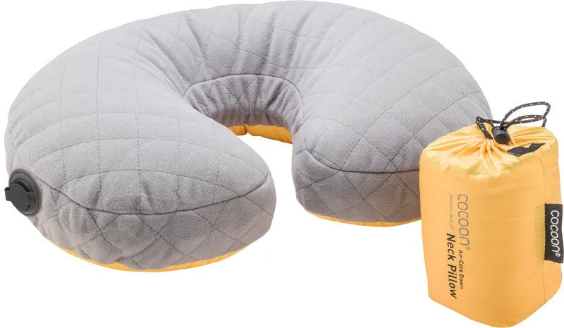 Tour de cou de voyage de Cocoon - Coloris jaune - vue du tour de cou de voyage de dos et sa pochette