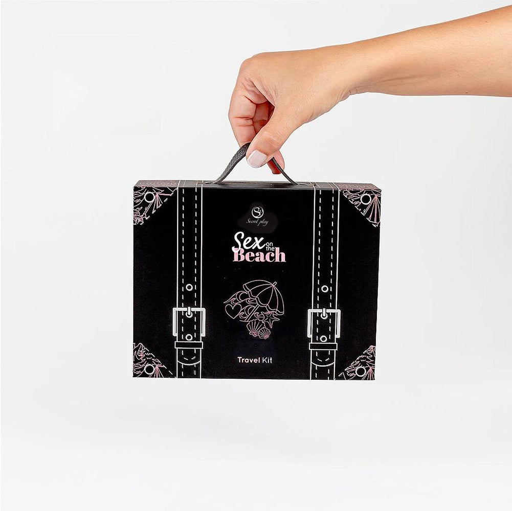 Coffret sex on the beach présenté fermé tenu par une main