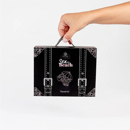 Coffret sex on the beach présenté fermé tenu par une main
