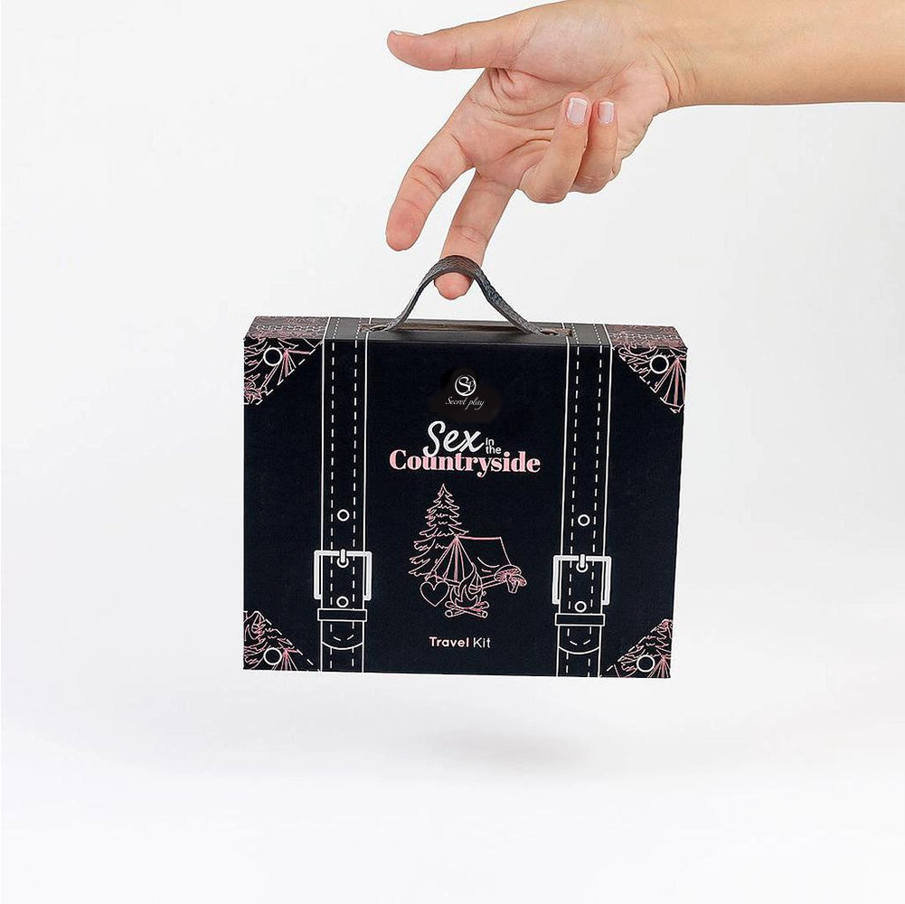 Coffret sex in the contryside présenté fermé tenu par une main