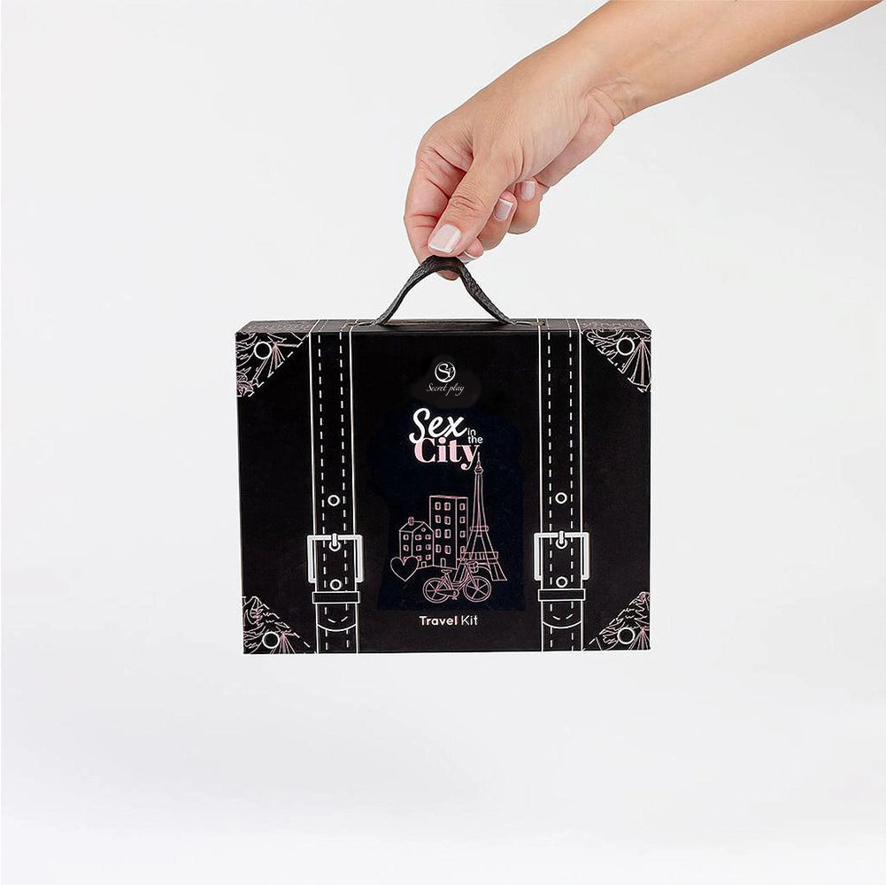 Coffret sex in the city présenté fermé tenu par une main