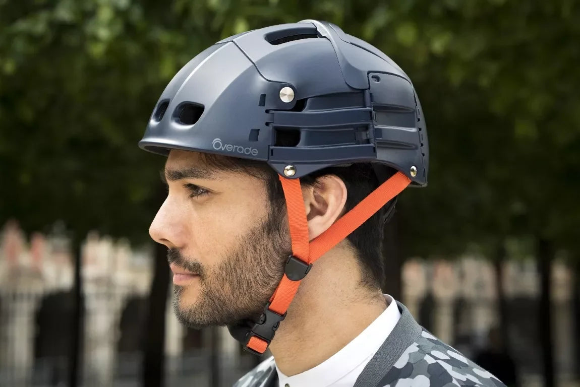 casque bleu pliable Overade PLIXI FIT - mise en situation le casque est sur la tête d'un homme