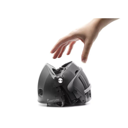 casque noir pliable Overade PLIXI FIT - vue replié avec une main qui va prendre le casque