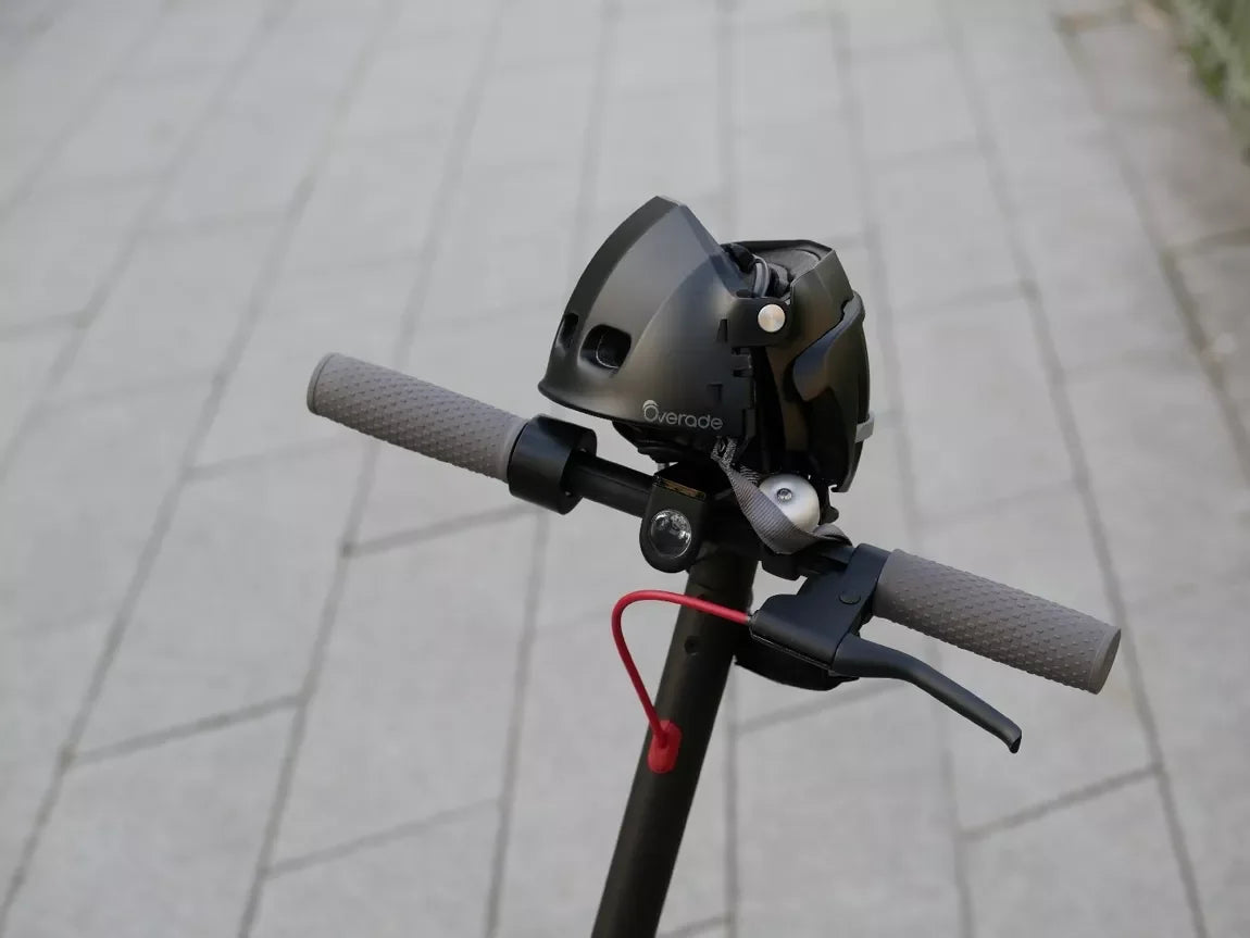 casque pliable noir Overade - vue repliée sur une trottinette