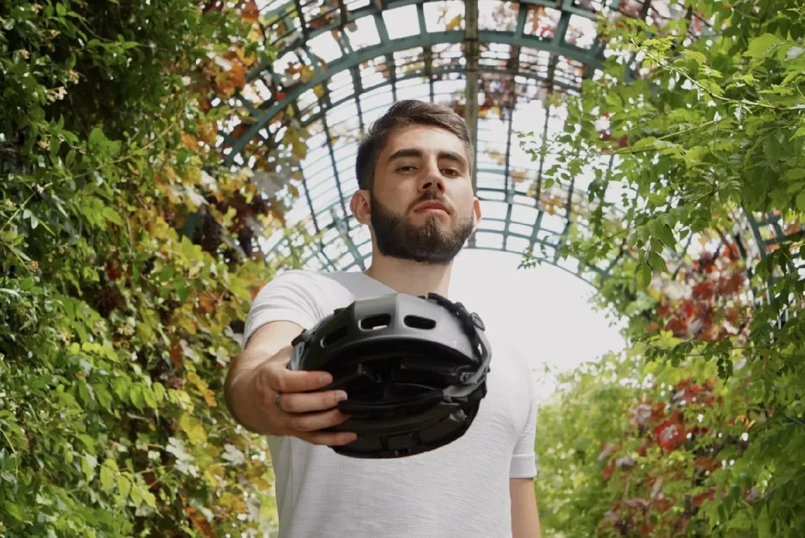 Casque pliable noir Overade – présentation par un homme, vue de dessous