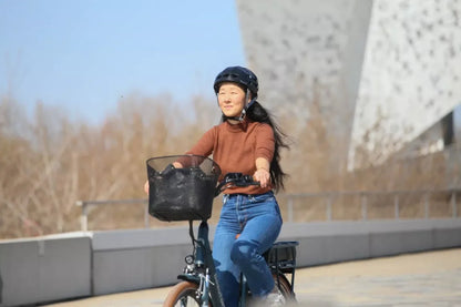 Casque pliable noir Overade – mise en situation : porté par une femme à vélo