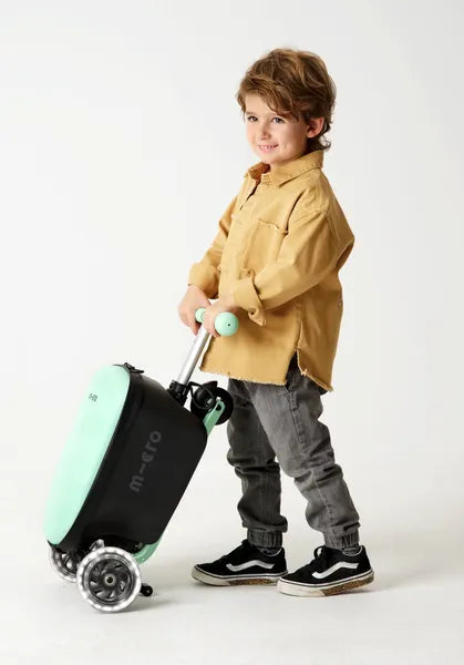 Micromobility Micro Scooter Luggage Junior LED Mint – valise trottinette pour enfants –  mise  en situation : valise en version fermée, tirée par un enfant