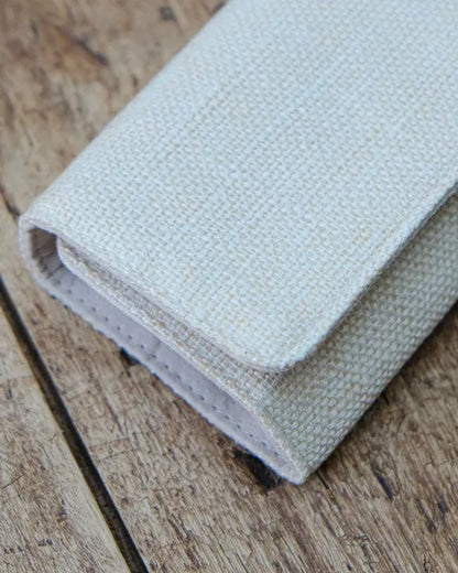 Pochette à  bijoux Maison Scarlett - Modèle Catherine - Lin beige - gros plan sur le coté 